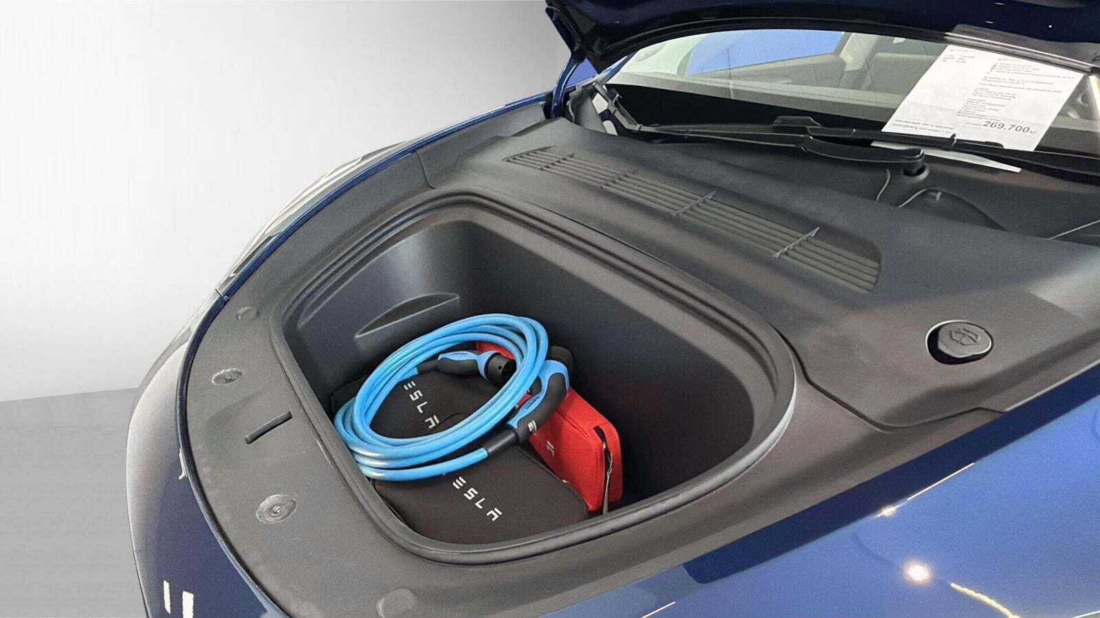 Blå Tesla Model Y fra 2024