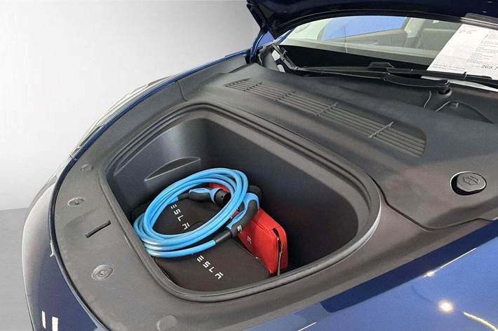 Blå Tesla Model Y fra 2024