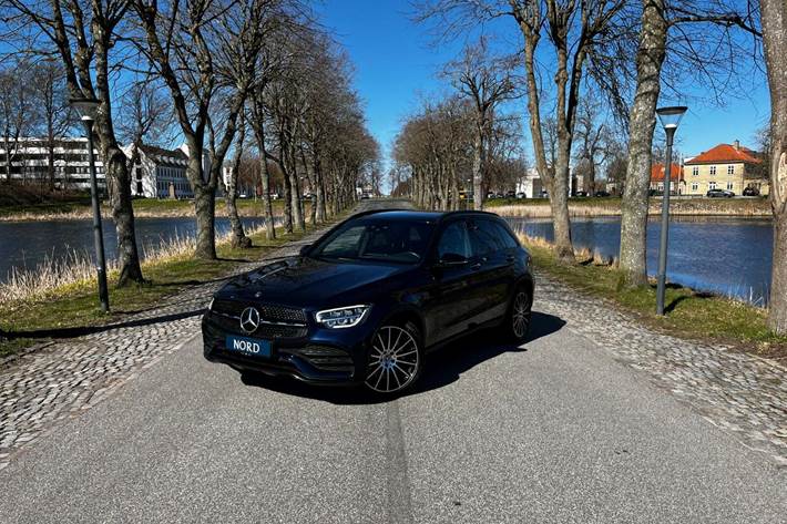 Blå Mercedes GLC300 e fra 2022