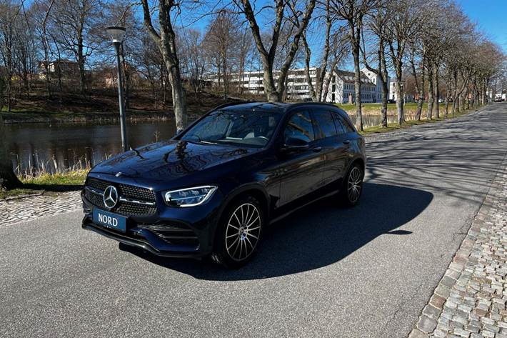 Blå Mercedes GLC300 e fra 2022