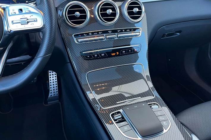 Blå Mercedes GLC300 e fra 2022