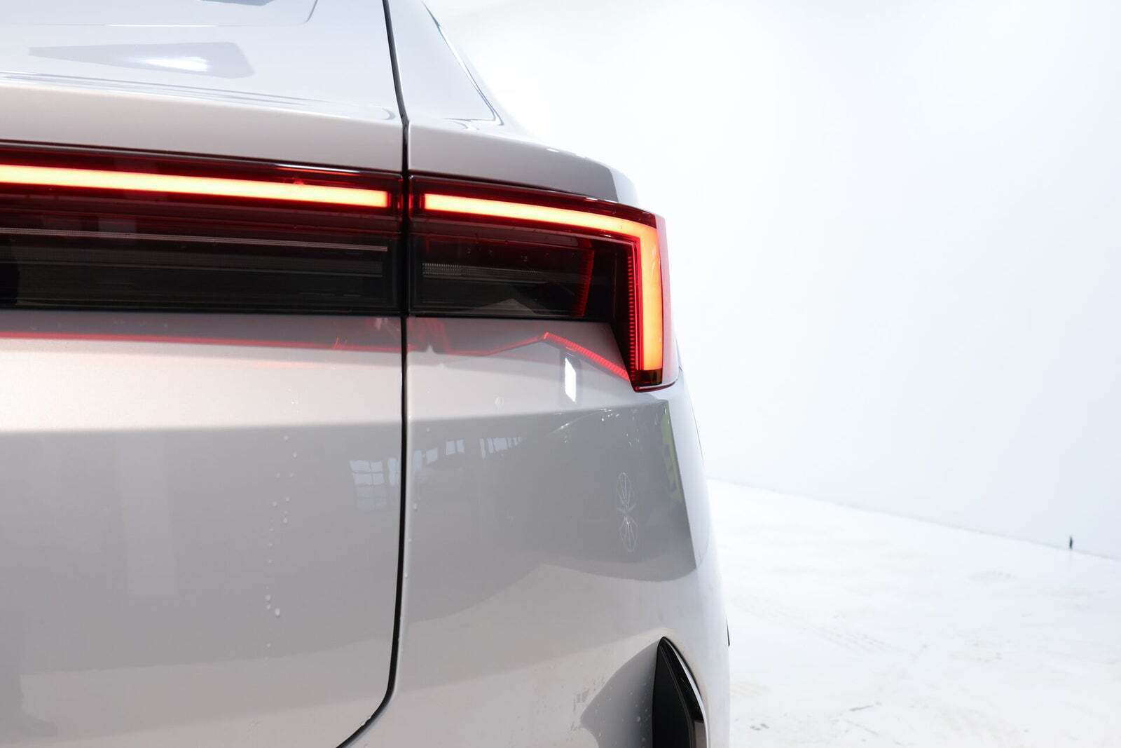 Sølv Polestar 4 fra 2025 set udefra