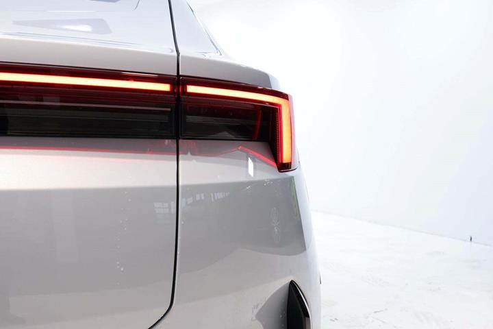 Sølv Polestar 4 fra 2025 set udefra