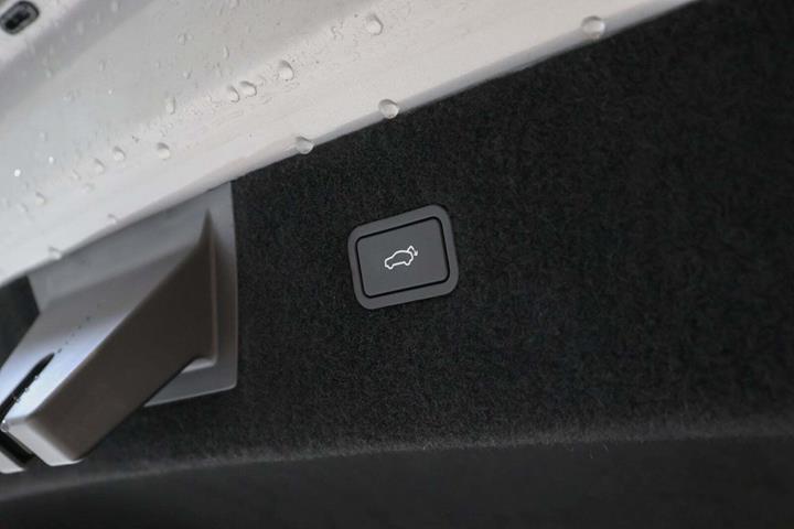 Sølv Polestar 4 fra 2025