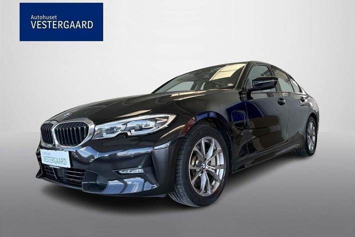Sort BMW 330e fra 2021