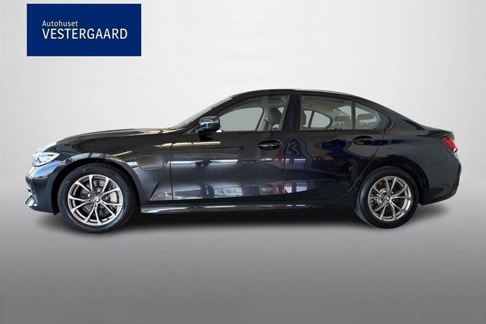 Sort BMW 330e fra 2021