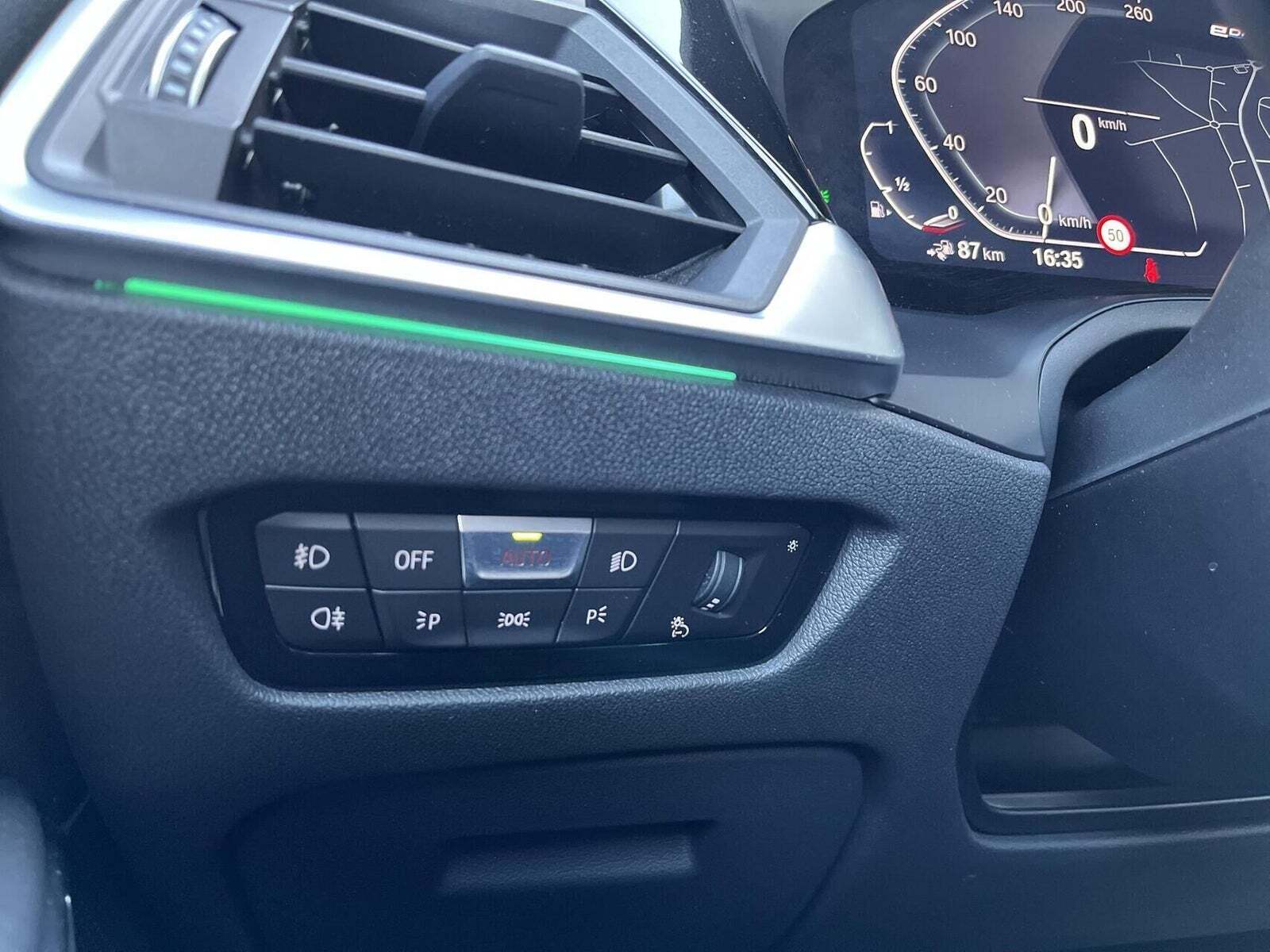 Sort BMW 330e fra 2021