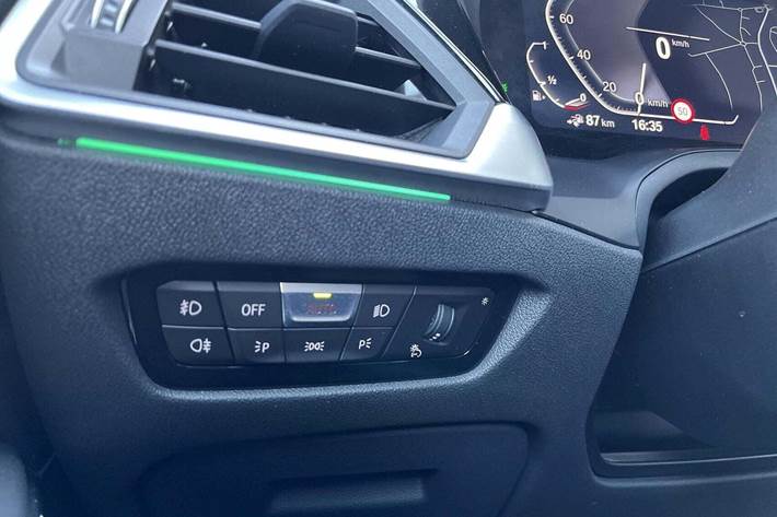 Sort BMW 330e fra 2021