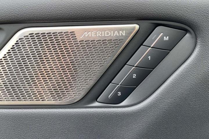 Beige Jaguar I-Pace fra 2021