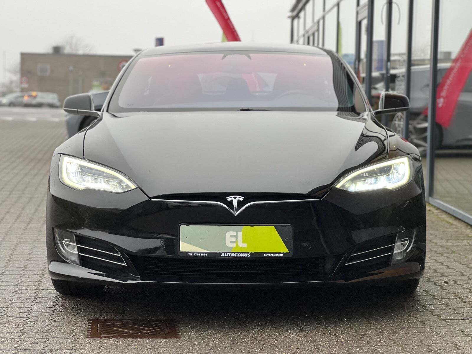 Sort Tesla Model S fra 2019 set udefra