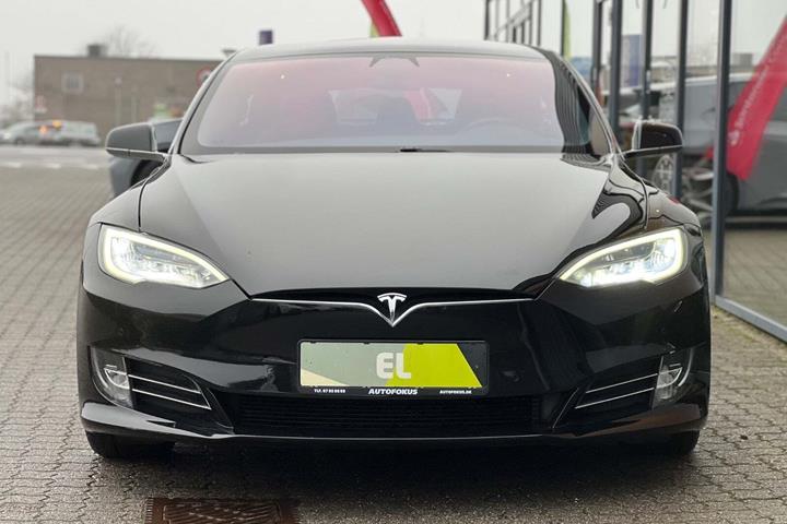 Sort Tesla Model S fra 2019 set udefra