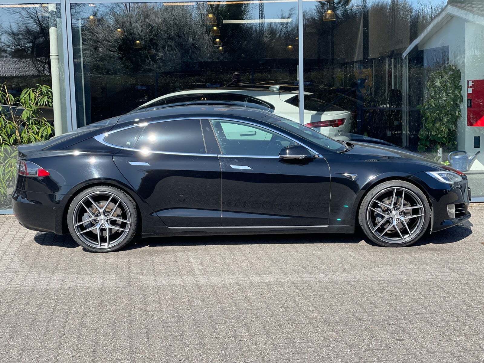 Sort Tesla Model S fra 2019