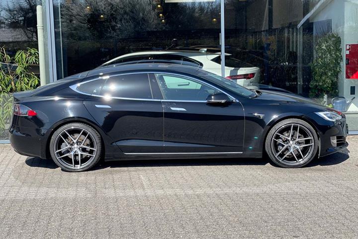 Sort Tesla Model S fra 2019