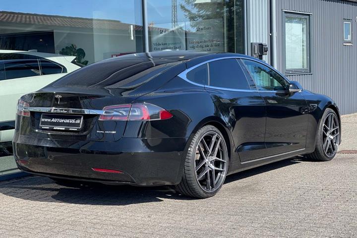 Sort Tesla Model S fra 2019