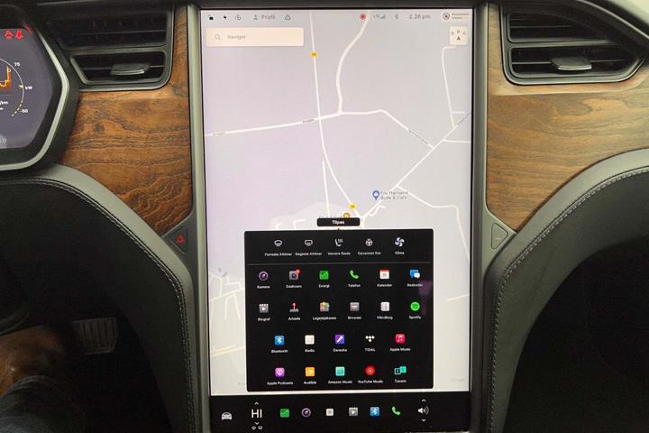 Sort Tesla Model S fra 2019