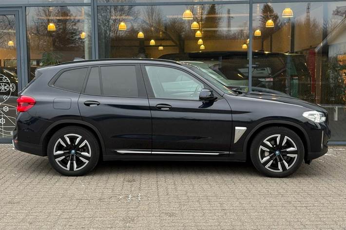 Blå BMW iX3 fra 2021