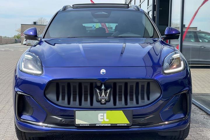 Blå Maserati Grecale fra 2025 set udefra