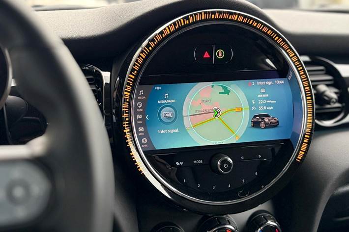 Blå Mini Cooper SE fra 2023