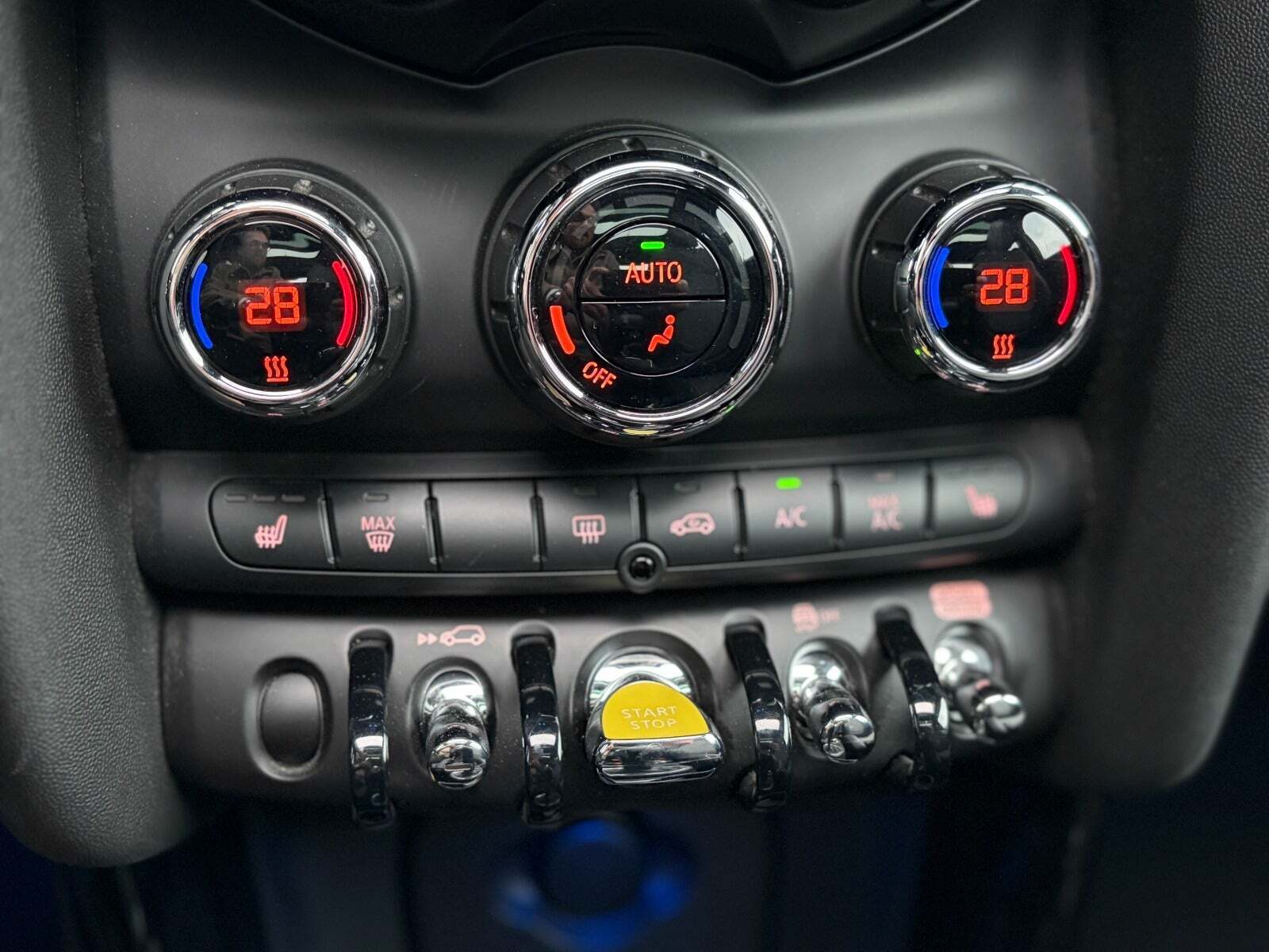 Rød Mini Cooper SE fra 2021