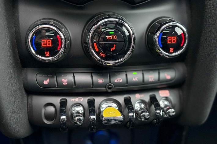 Rød Mini Cooper SE fra 2021