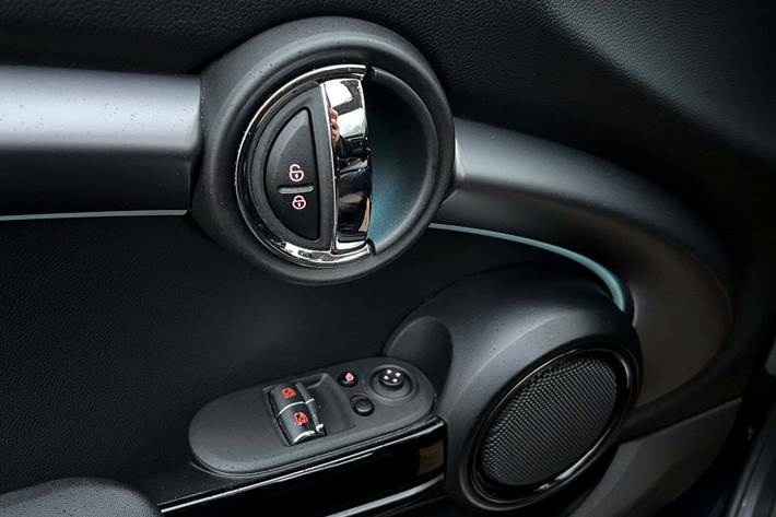 Blå Mini Cooper SE fra 2022