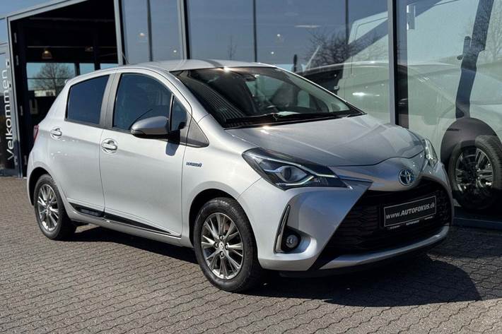 Sølv Toyota Yaris fra 2017