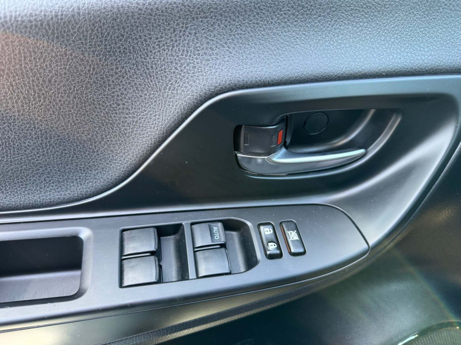 Sølv Toyota Yaris fra 2017