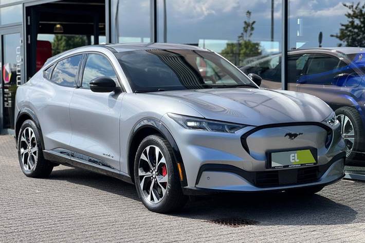Sølv Ford Mustang Mach-E fra 2022
