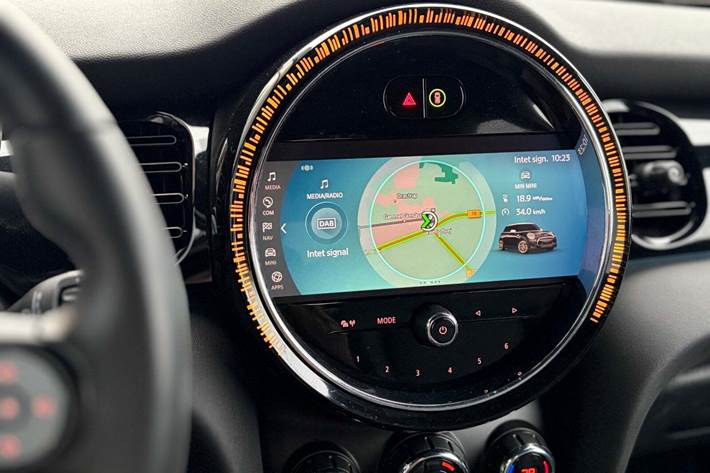 Hvid Mini Cooper SE fra 2023