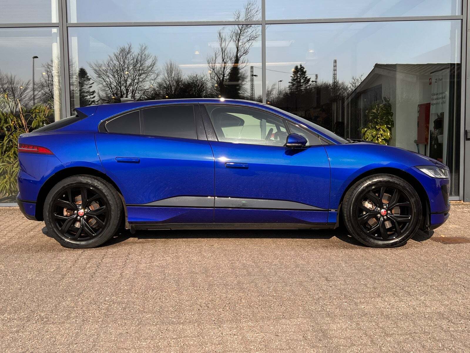 Blå Jaguar I-Pace fra 2021