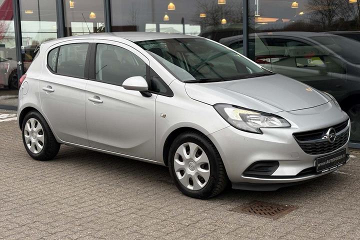 Sølv Opel Corsa fra 2016 set udefra