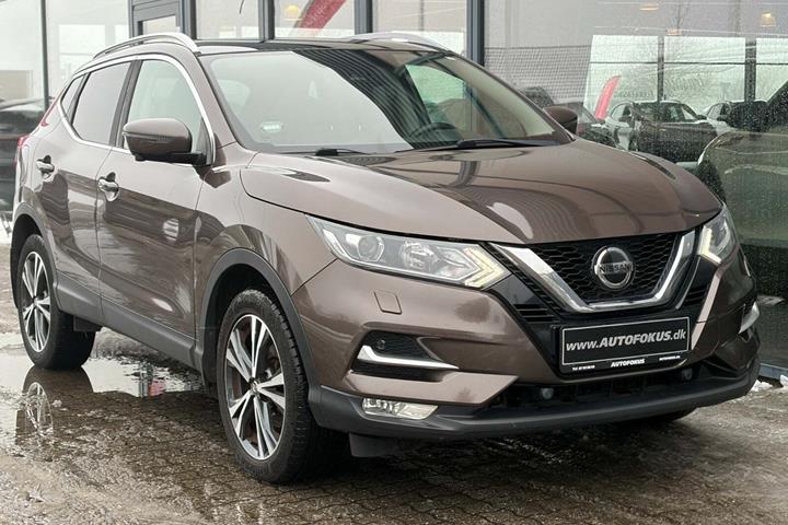 Brun Nissan Qashqai fra 2018 set udefra