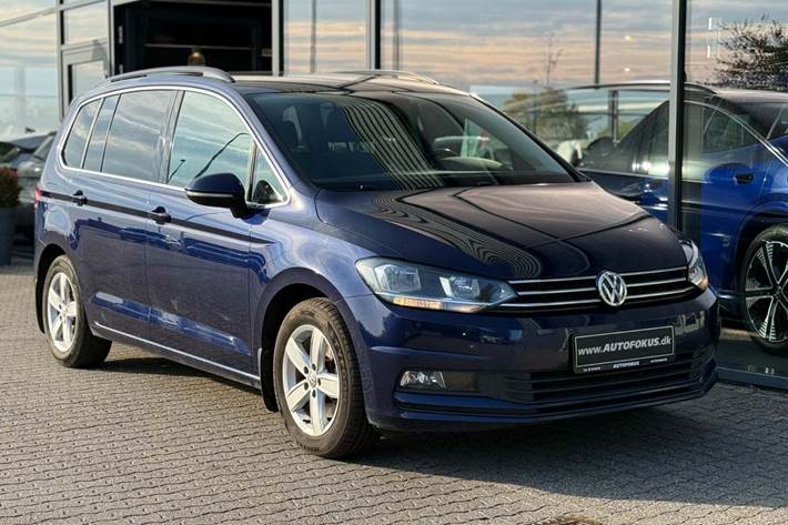 Blå VW Touran fra 2019