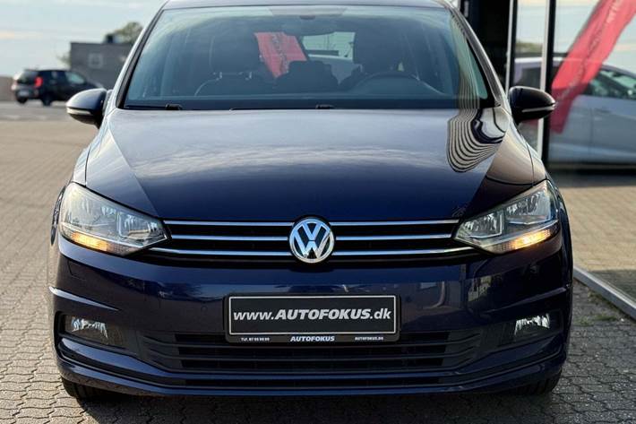 Blå VW Touran fra 2019