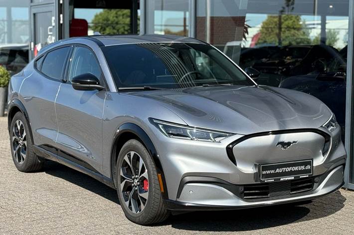 Sølv Ford Mustang Mach-E fra 2022
