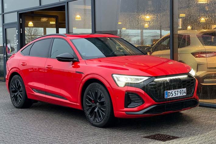 Rød Audi Q8 e-tron fra 2023