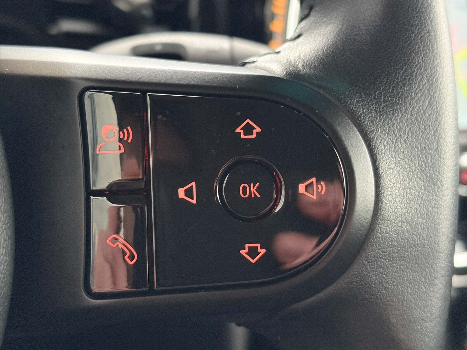 Blå Mini Cooper SE fra 2023