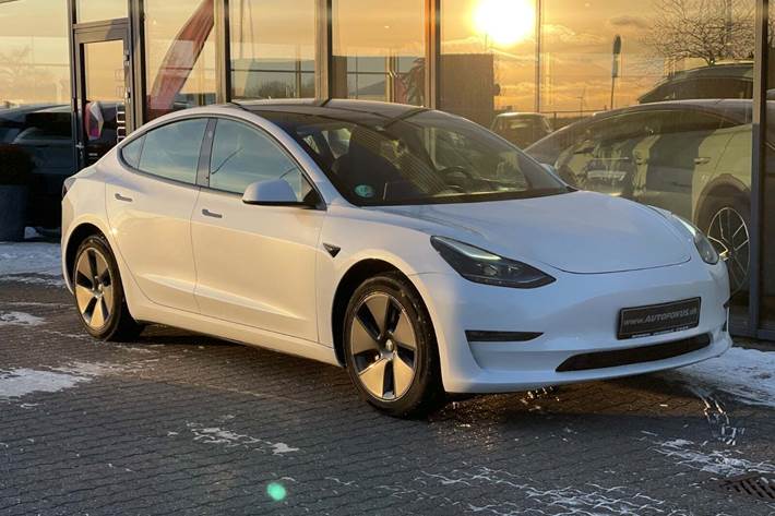 Hvid Tesla Model 3 fra 2023