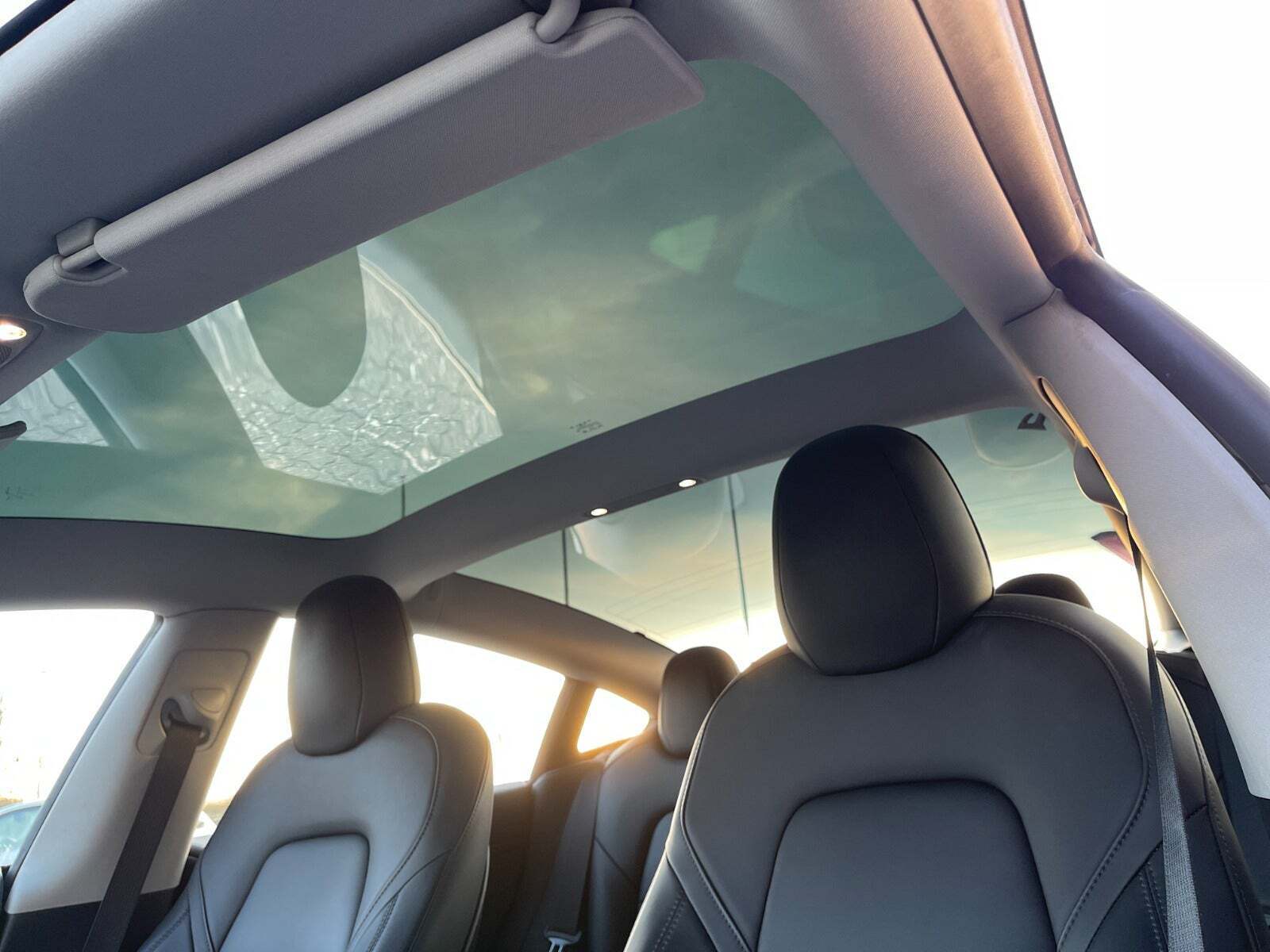 Hvid Tesla Model 3 fra 2023