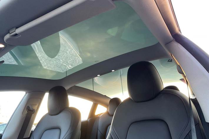 Hvid Tesla Model 3 fra 2023