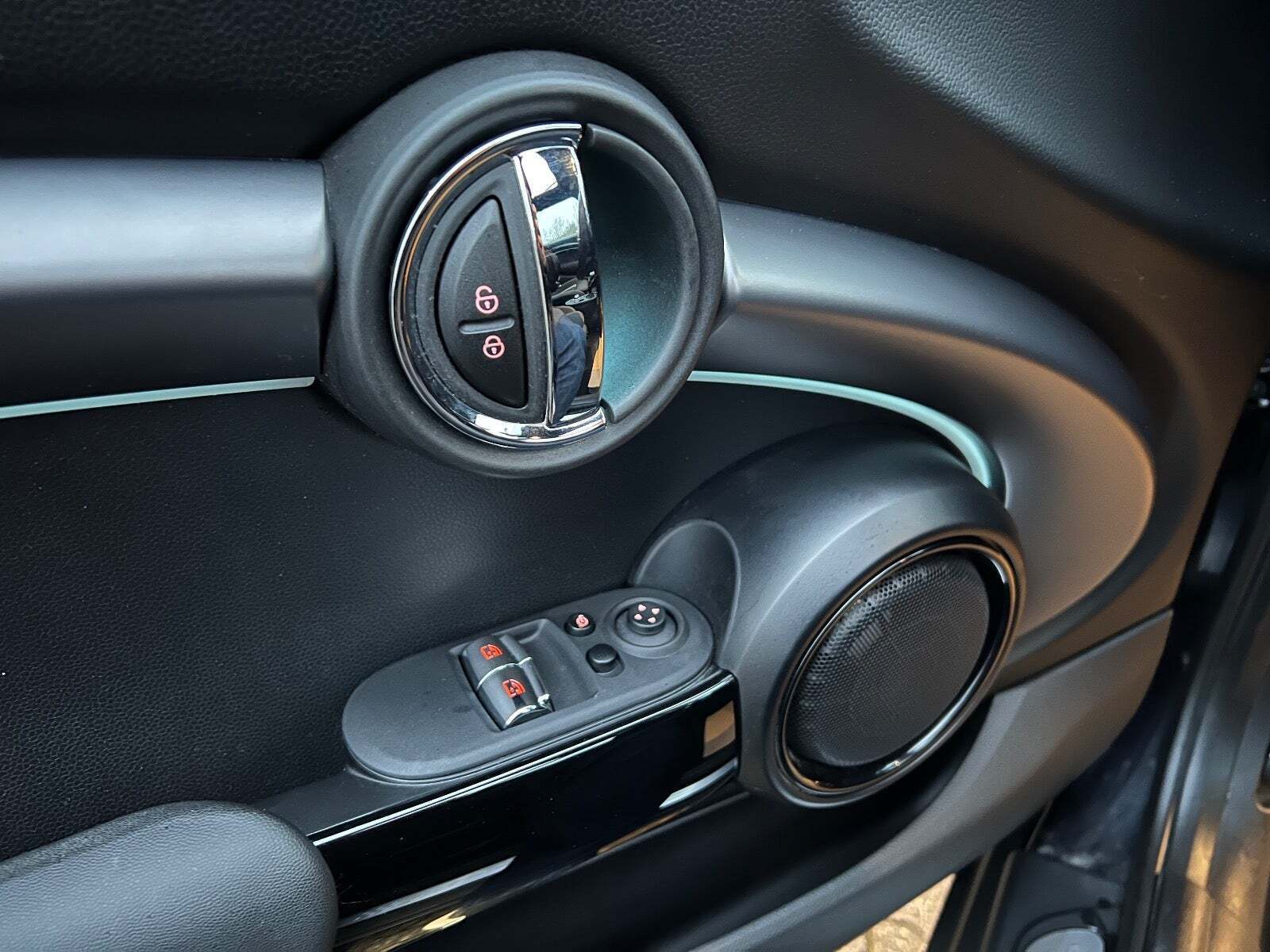 Blå Mini Cooper SE fra 2023