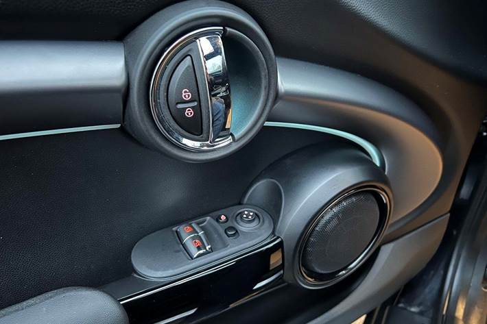 Blå Mini Cooper SE fra 2023