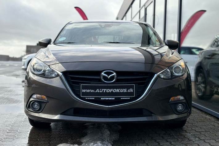 Brun Mazda 3 fra 2015