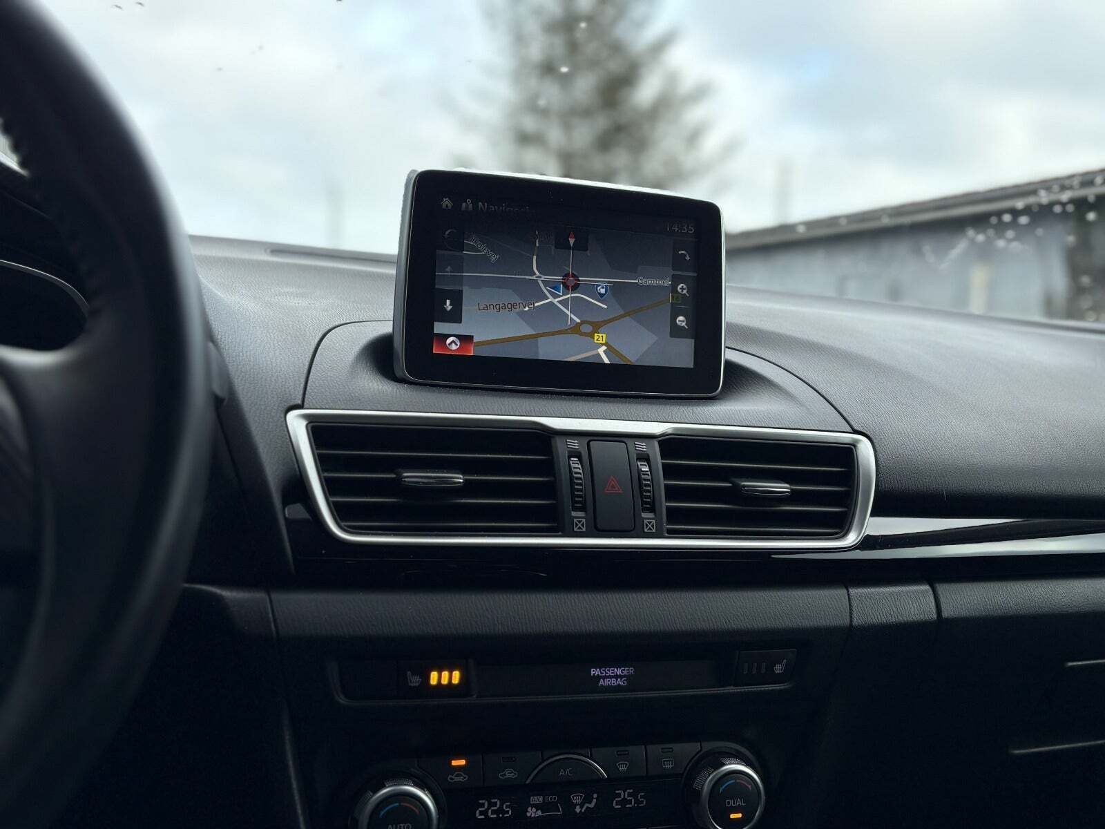 Brun Mazda 3 fra 2015