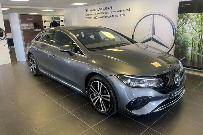 Grå Mercedes EQE300 fra 2025