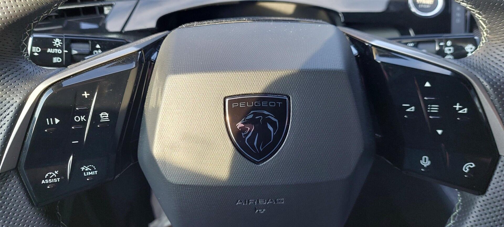 Grå Peugeot e-5008 fra 2025