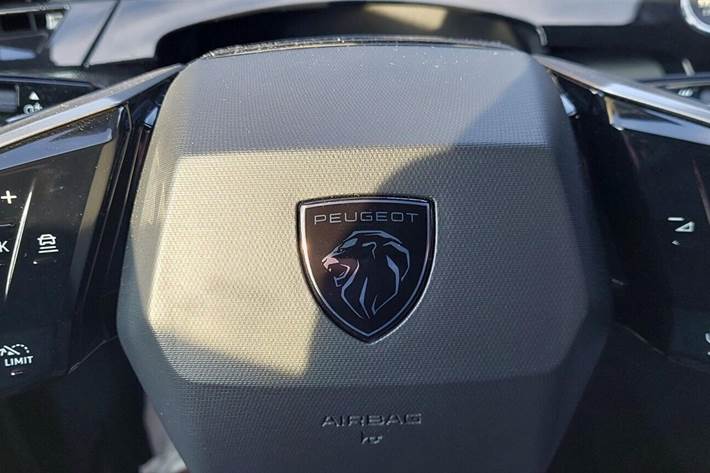 Grå Peugeot e-5008 fra 2025