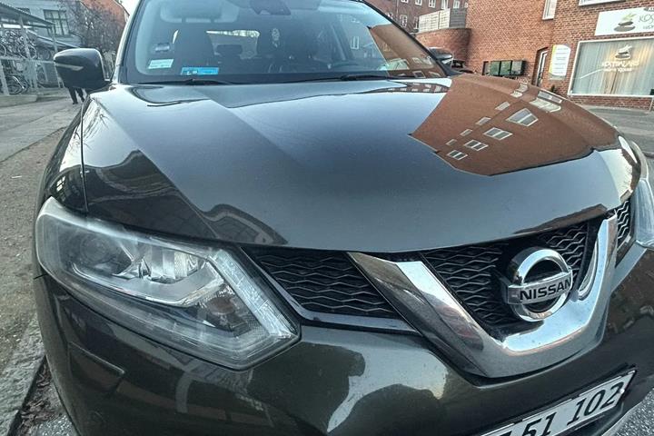 Grøn Nissan X-Trail fra 2017