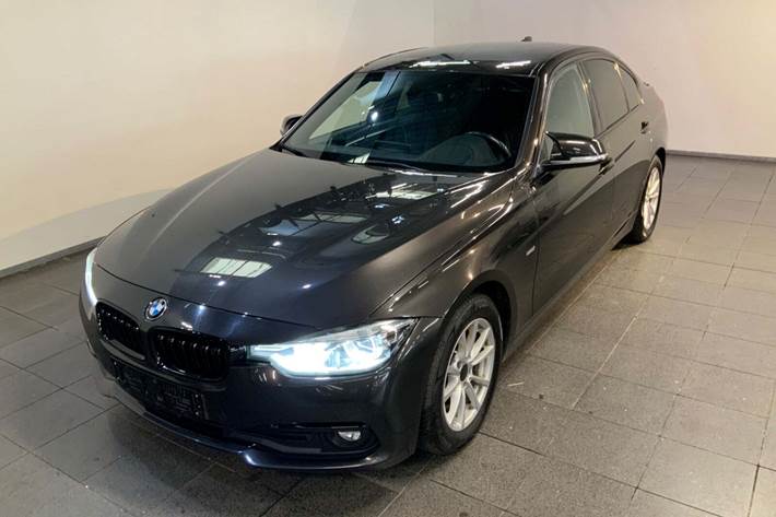 Grå BMW 320d fra 2016 set udefra