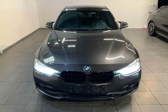 Grå BMW 320d fra 2016
